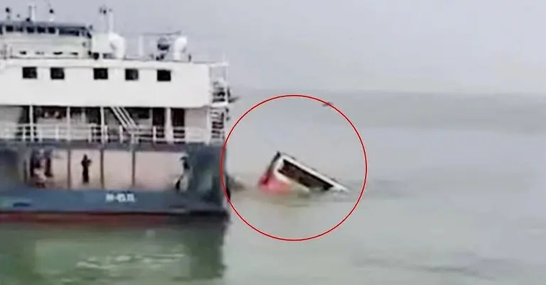 পদ্মায় বাস পড়ার দৃশ্য